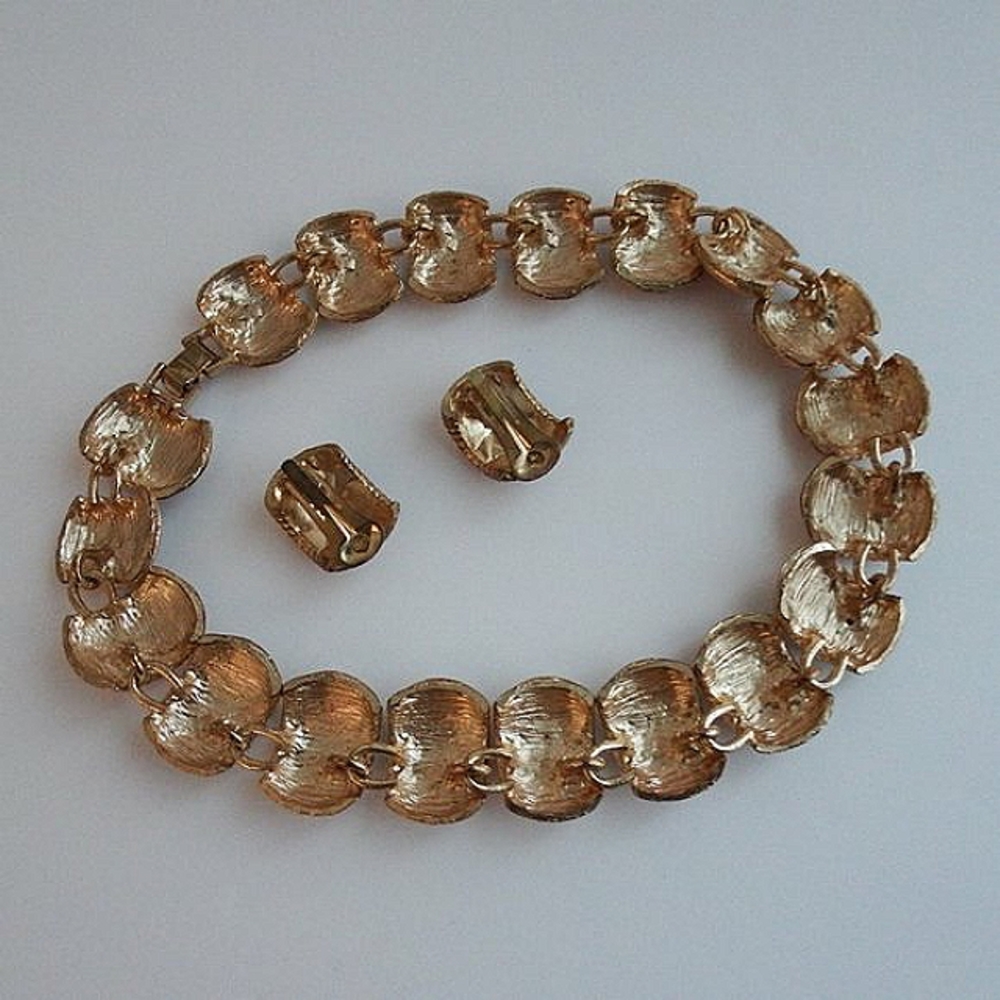 Gold Tone/Enamel Shell Style Linked Necklace Set - image 2